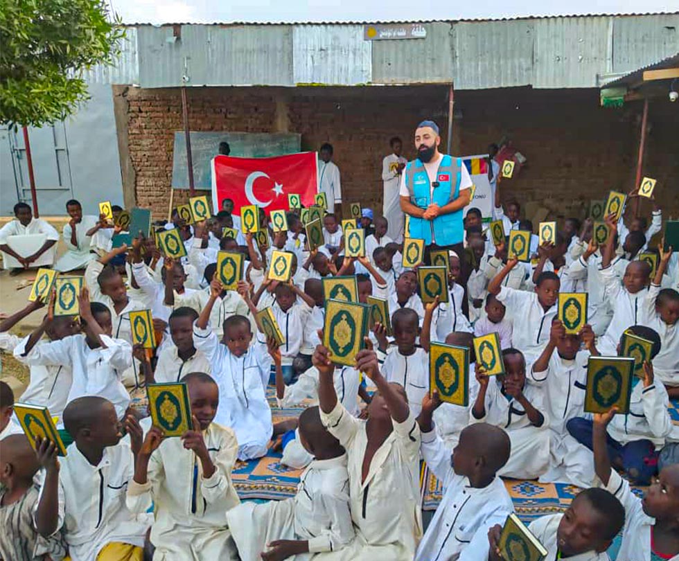 AFRİKA'DA BİRKAÇ MEDRESE DE  TOPLU  KURANI KERİM DAĞITIMI 